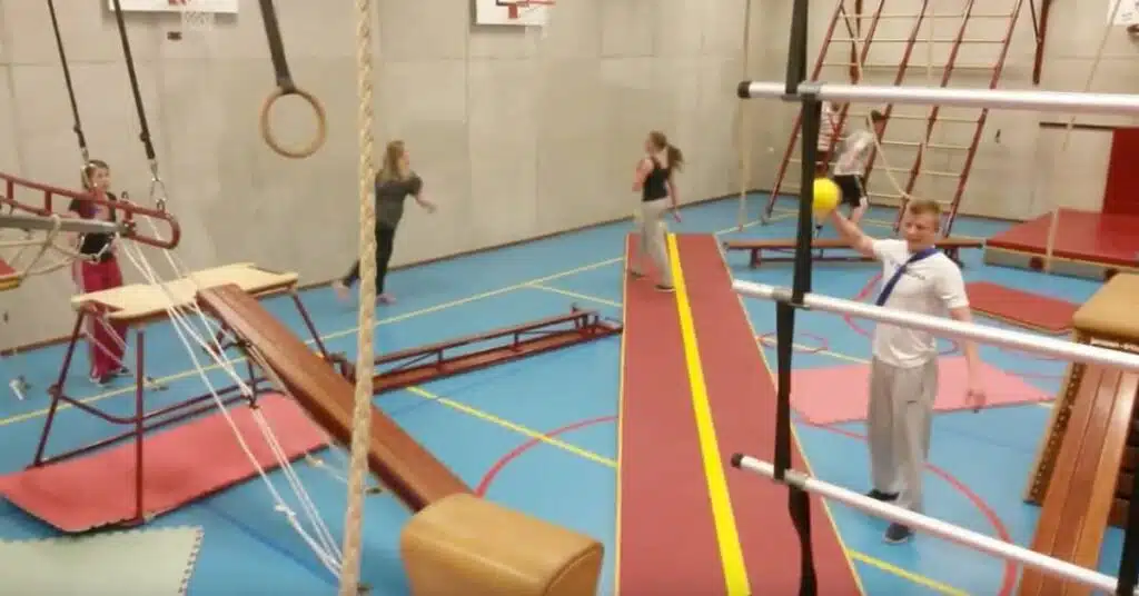 Apenkooien gym school vroeger