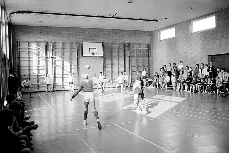 Trefbal gymles turnen school sporten vroeger