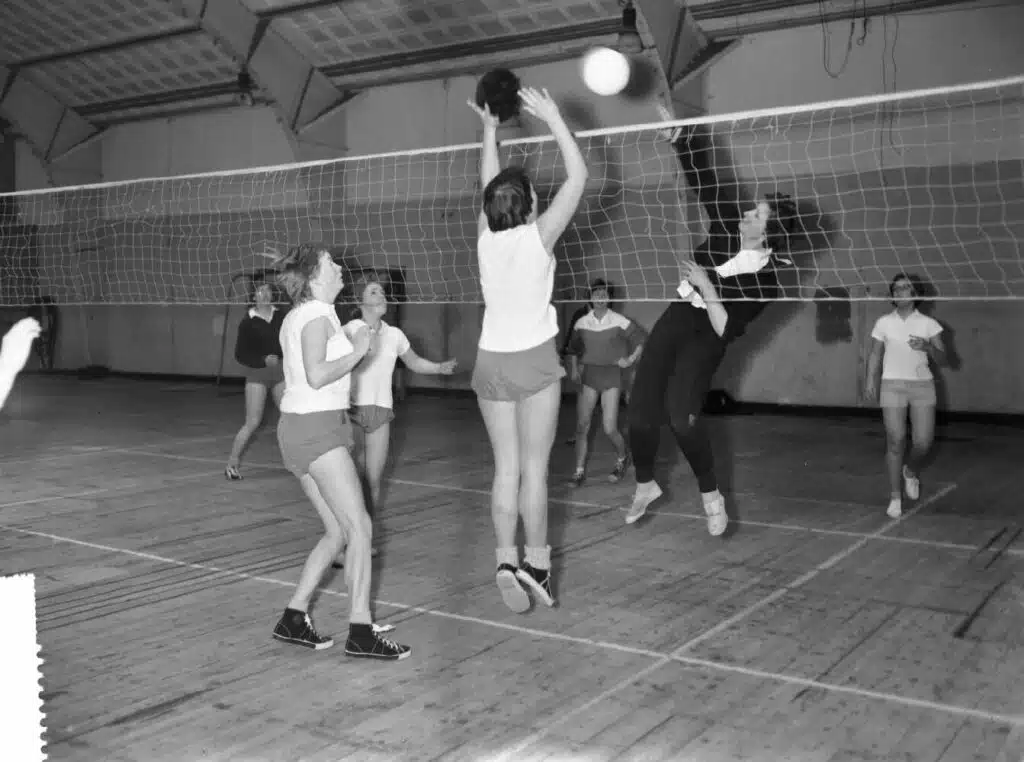 Volleybal gymles lichamelijke opvoeding school vroeger