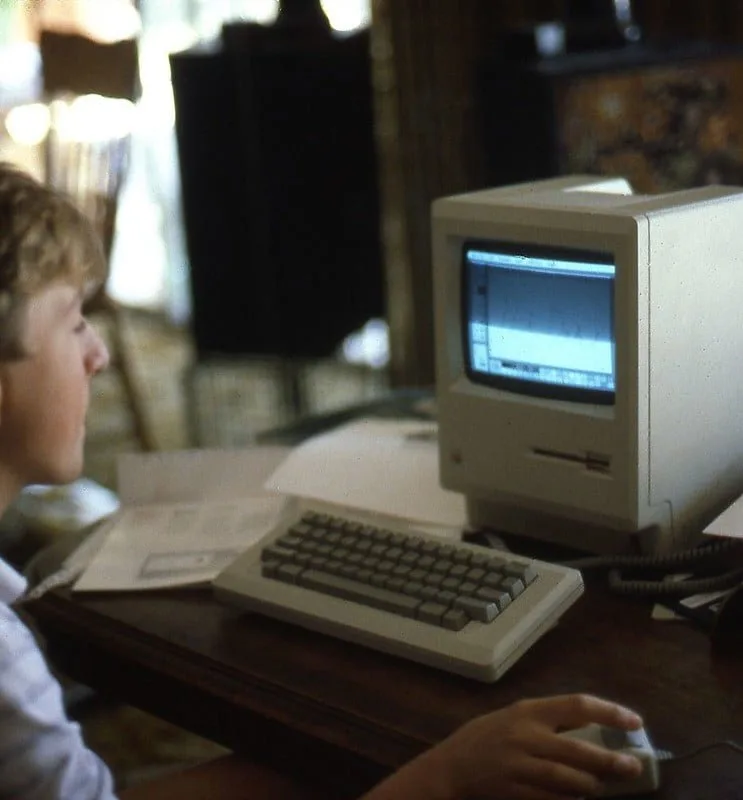 Computer uit de jaren 80 met computerspelletjes